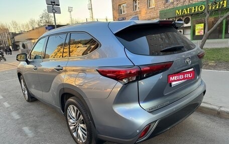 Toyota Highlander, 2021 год, 4 990 000 рублей, 3 фотография