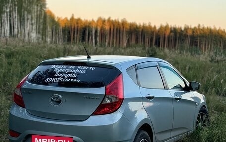 Hyundai Solaris II рестайлинг, 2012 год, 800 000 рублей, 3 фотография