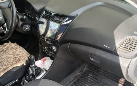 Hyundai Solaris II рестайлинг, 2011 год, 490 000 рублей, 5 фотография