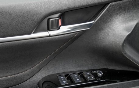 Toyota Camry, 2018 год, 1 787 600 рублей, 10 фотография