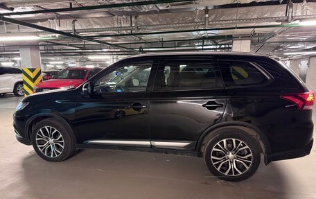 Mitsubishi Outlander III рестайлинг 3, 2016 год, 1 800 000 рублей, 2 фотография