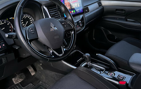 Mitsubishi Outlander III рестайлинг 3, 2017 год, 2 320 000 рублей, 9 фотография