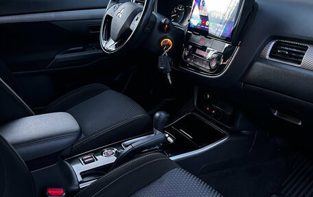 Mitsubishi Outlander III рестайлинг 3, 2017 год, 2 320 000 рублей, 10 фотография