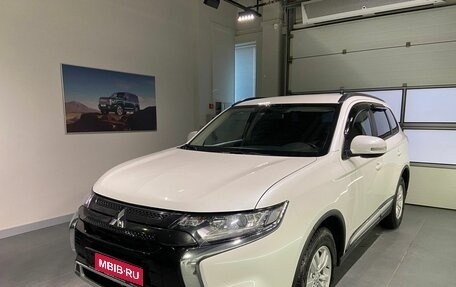 Mitsubishi Outlander III рестайлинг 3, 2022 год, 2 700 000 рублей, 1 фотография