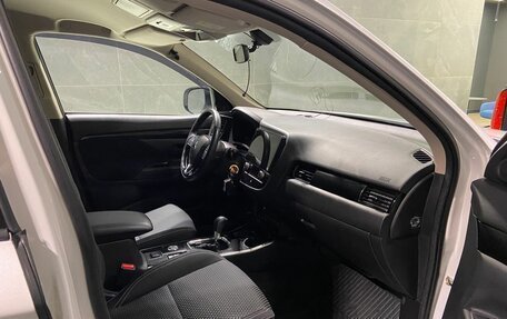 Mitsubishi Outlander III рестайлинг 3, 2022 год, 2 700 000 рублей, 8 фотография