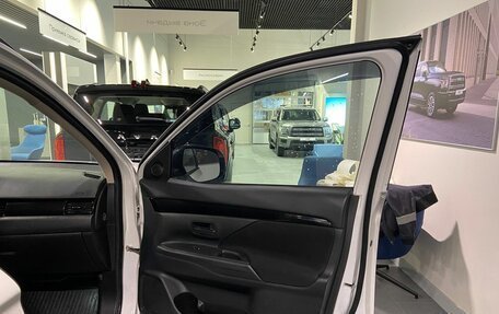 Mitsubishi Outlander III рестайлинг 3, 2022 год, 2 700 000 рублей, 7 фотография