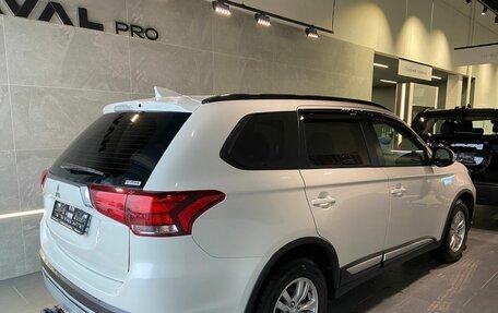 Mitsubishi Outlander III рестайлинг 3, 2022 год, 2 700 000 рублей, 3 фотография