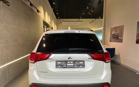 Mitsubishi Outlander III рестайлинг 3, 2022 год, 2 700 000 рублей, 5 фотография