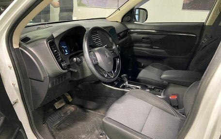 Mitsubishi Outlander III рестайлинг 3, 2022 год, 2 700 000 рублей, 15 фотография