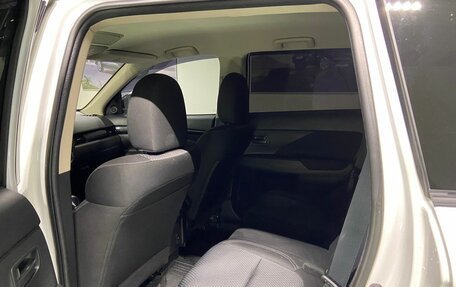 Mitsubishi Outlander III рестайлинг 3, 2022 год, 2 700 000 рублей, 12 фотография