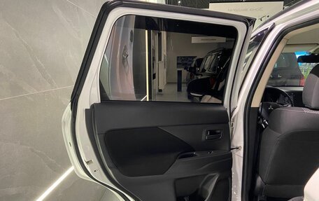 Mitsubishi Outlander III рестайлинг 3, 2022 год, 2 700 000 рублей, 11 фотография