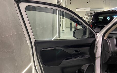 Mitsubishi Outlander III рестайлинг 3, 2022 год, 2 700 000 рублей, 13 фотография