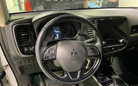 Mitsubishi Outlander III рестайлинг 3, 2022 год, 2 700 000 рублей, 16 фотография