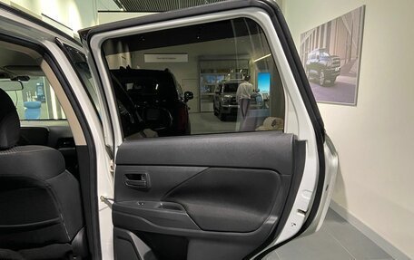 Mitsubishi Outlander III рестайлинг 3, 2022 год, 2 700 000 рублей, 9 фотография