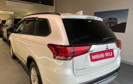 Mitsubishi Outlander III рестайлинг 3, 2022 год, 2 700 000 рублей, 4 фотография
