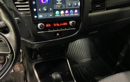 Mitsubishi Outlander III рестайлинг 3, 2022 год, 2 700 000 рублей, 26 фотография