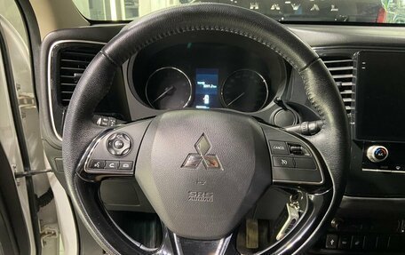 Mitsubishi Outlander III рестайлинг 3, 2022 год, 2 700 000 рублей, 18 фотография