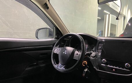 Mitsubishi Outlander III рестайлинг 3, 2022 год, 2 700 000 рублей, 28 фотография