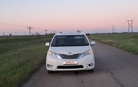 Toyota Sienna III, 2011 год, 1 990 000 рублей, 2 фотография