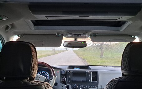 Toyota Sienna III, 2011 год, 1 990 000 рублей, 10 фотография