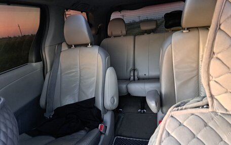 Toyota Sienna III, 2011 год, 1 990 000 рублей, 11 фотография