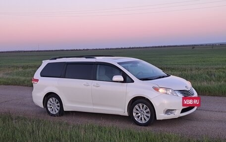 Toyota Sienna III, 2011 год, 1 990 000 рублей, 3 фотография