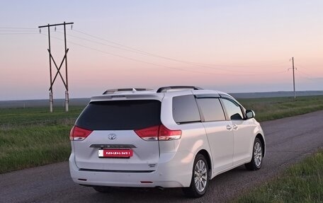 Toyota Sienna III, 2011 год, 1 990 000 рублей, 4 фотография