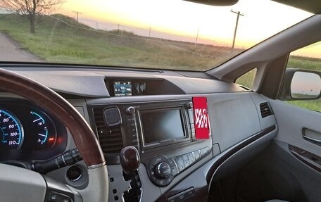 Toyota Sienna III, 2011 год, 1 990 000 рублей, 12 фотография