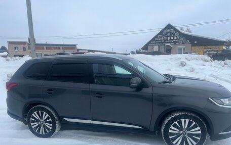 Mitsubishi Outlander III рестайлинг 3, 2019 год, 1 900 000 рублей, 3 фотография