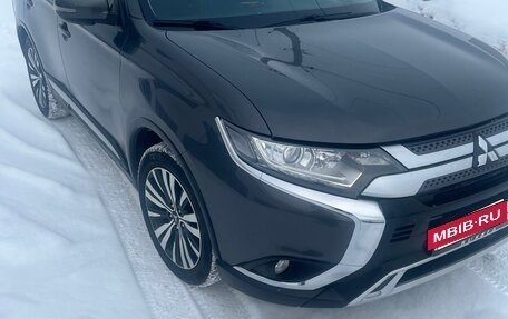 Mitsubishi Outlander III рестайлинг 3, 2019 год, 1 900 000 рублей, 2 фотография