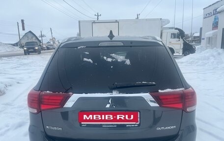 Mitsubishi Outlander III рестайлинг 3, 2019 год, 1 900 000 рублей, 4 фотография