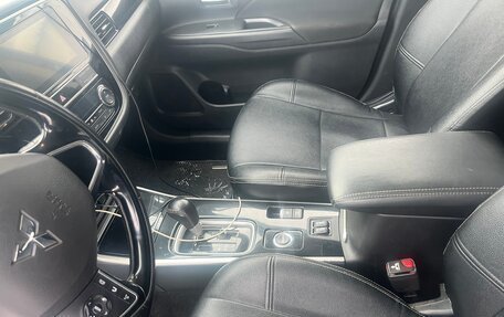 Mitsubishi Outlander III рестайлинг 3, 2019 год, 1 900 000 рублей, 7 фотография