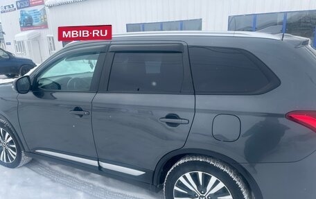 Mitsubishi Outlander III рестайлинг 3, 2019 год, 1 900 000 рублей, 5 фотография