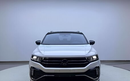Volkswagen T-Roc I, 2023 год, 1 850 000 рублей, 2 фотография