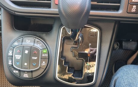 Toyota Voxy III, 2018 год, 2 390 000 рублей, 3 фотография