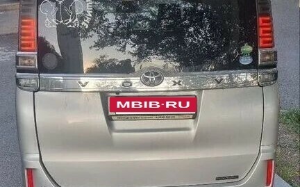 Toyota Voxy III, 2018 год, 2 390 000 рублей, 2 фотография