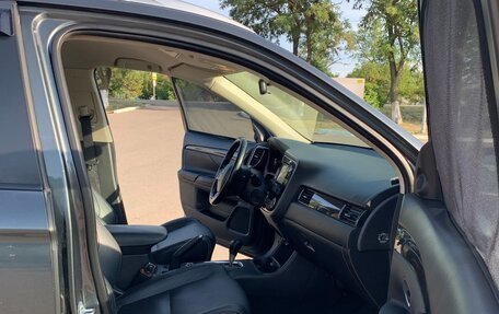 Mitsubishi Outlander III рестайлинг 3, 2015 год, 1 799 900 рублей, 10 фотография