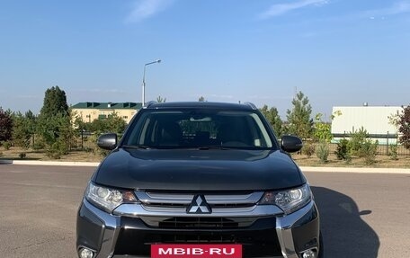 Mitsubishi Outlander III рестайлинг 3, 2015 год, 1 799 900 рублей, 8 фотография