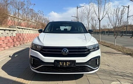 Volkswagen T-Roc I, 2023 год, 1 870 000 рублей, 2 фотография