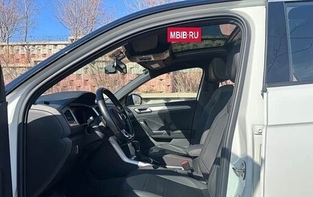 Volkswagen T-Roc I, 2023 год, 1 870 000 рублей, 7 фотография