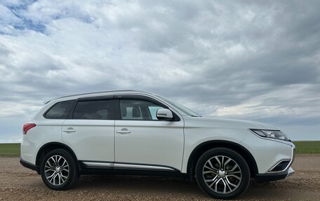 Mitsubishi Outlander III рестайлинг 3, 2018 год, 2 255 000 рублей, 3 фотография
