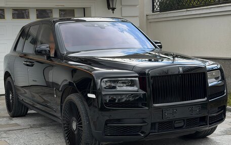 Rolls-Royce Cullinan, 2023 год, 53 000 000 рублей, 2 фотография