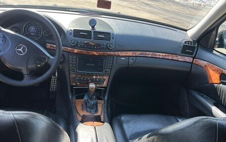 Mercedes-Benz E-Класс, 2005 год, 900 000 рублей, 3 фотография