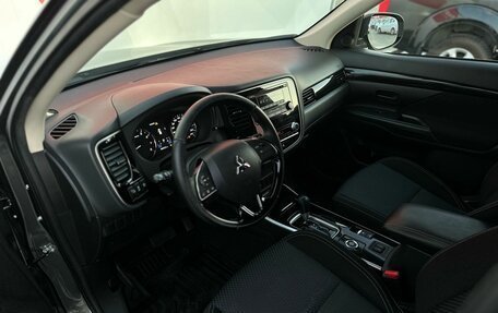 Mitsubishi Outlander III рестайлинг 3, 2021 год, 2 390 000 рублей, 14 фотография