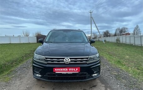 Volkswagen Tiguan II, 2018 год, 2 340 000 рублей, 2 фотография