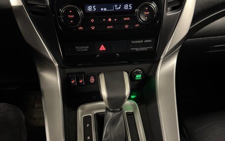 Mitsubishi Pajero Sport III рестайлинг, 2017 год, 2 800 000 рублей, 4 фотография