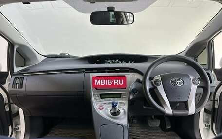 Toyota Prius, 2014 год, 1 295 000 рублей, 9 фотография