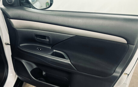 Mitsubishi Outlander III рестайлинг 3, 2016 год, 1 650 000 рублей, 10 фотография