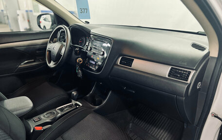 Mitsubishi Outlander III рестайлинг 3, 2016 год, 1 650 000 рублей, 8 фотография