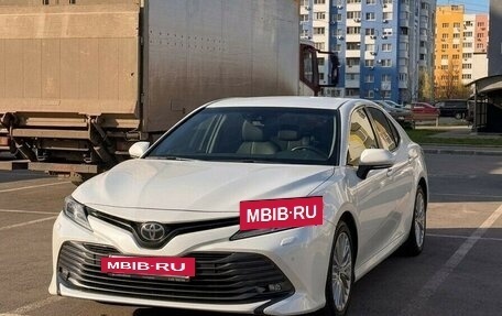 Toyota Camry, 2018 год, 2 390 000 рублей, 3 фотография